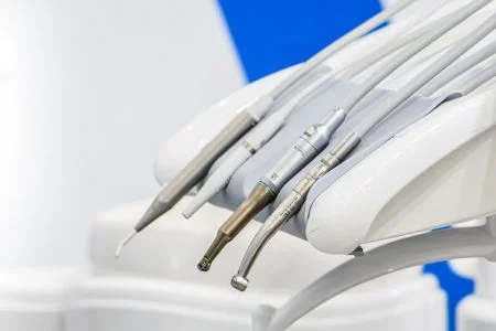 ¿Qué es la implantología dental?