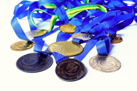 ¿Cómo elegir las medallas de fútbol adecuadas a precios baratos?