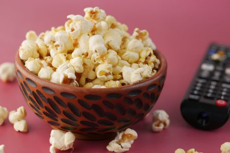 La trappola del palinsesto: Perché passare la serata a confrontare i programmi rovina il relax